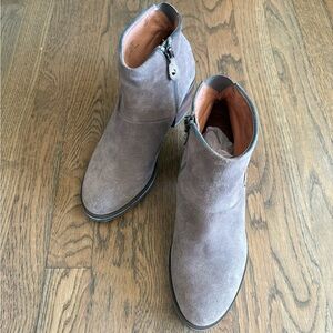 GENTLE SOULS by Kenneth Cole | Women's Gray Suede Ankle Boots. Size 7.5.